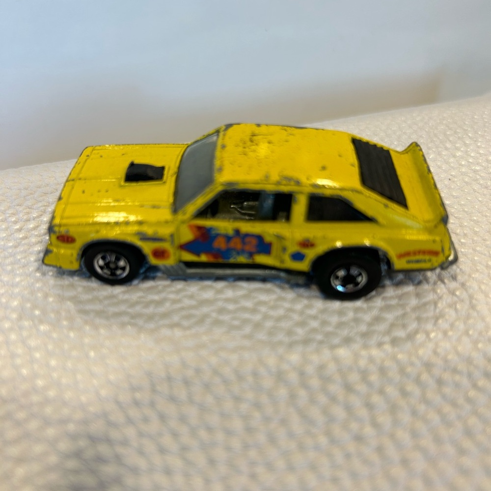 Vintage matchbox Hotwheels car FLATOUT 442  race car hot wheel Mattel yellow car